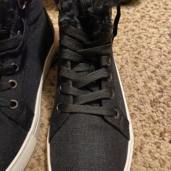 NWT. Women’s black Corey’s. Size 7. Perfect condition and super cute - Picture 4 of 7